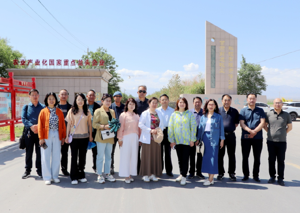 詩人地理周刊和張掖市詩歌學(xué)會(huì)到前進(jìn)集團(tuán)采風(fēng)